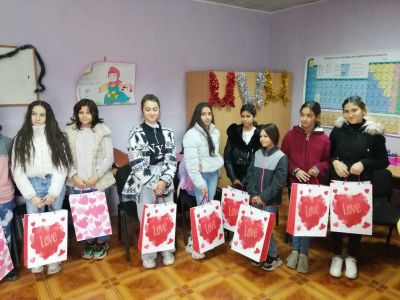 Коледни подаръци за ученици от ОУ "Христо Ботев" от фондация "Областен ромски съюз" - Изображение 2