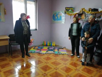 Коледни подаръци за ученици от ОУ "Христо Ботев" от фондация "Областен ромски съюз" - Изображение 3