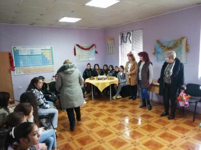 Коледни подаръци за ученици от ОУ "Христо Ботев" от фондация "Областен ромски съюз" - Изображение 4