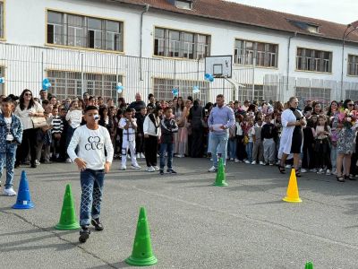 Цветен, различен и неповторим 15 септември в ОУ "Христо Ботев" - Изображение 9