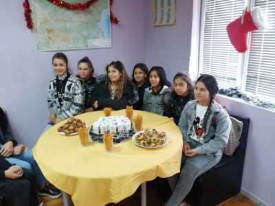 Коледни подаръци от фондация "Областен ромски съюз" - ОУ Христо Ботев - Бургас, Победа