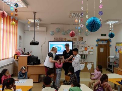 Празник на медицинската сестра с учениците от 2 "Б" клас и 3 "А" ПДГ - ОУ Христо Ботев - Бургас, Победа
